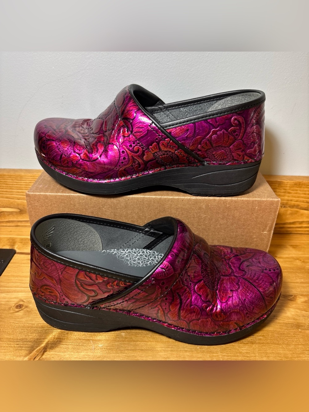 Dansko XP 2.0 Floral Patent Leather Clogs Womens EU 39 US 8.5-9 Purple Comfort